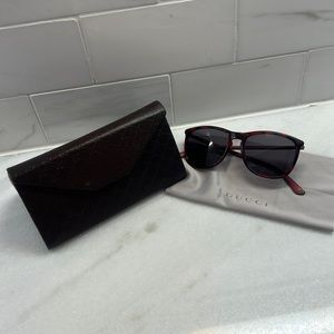 Gucci sunglasses with case and cleaning cloth